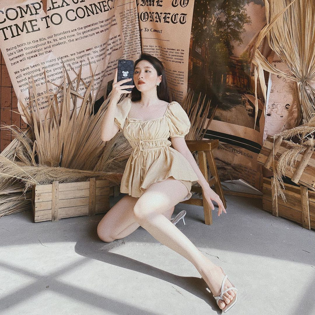 Bên cạnh đó, nhan sắc chị vợ 1994 cũng được đặt lên bàn cân nhăn sắc với "tiu đây" 2k2 khiến dân mạng "ngã ngửa".