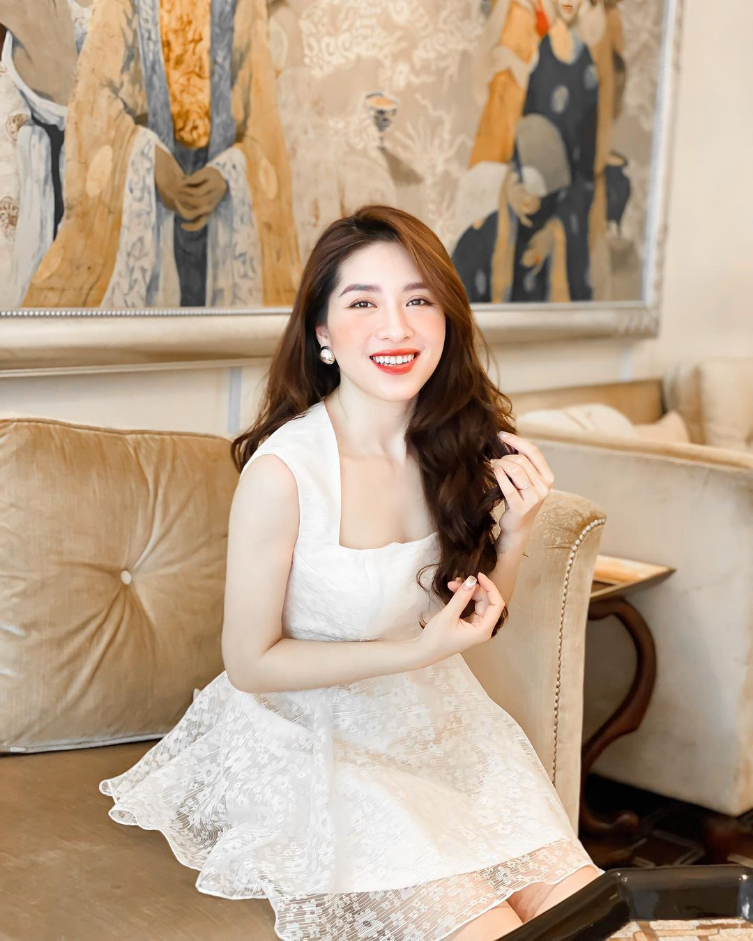 Khi phát hiện sự việc, T.D đã thẳng tay tát chồng trước sự chứng kiến của nhiều người. Đoạn clip tát chồng được người phụ nữ này đính kèm trong bài viết của mình.