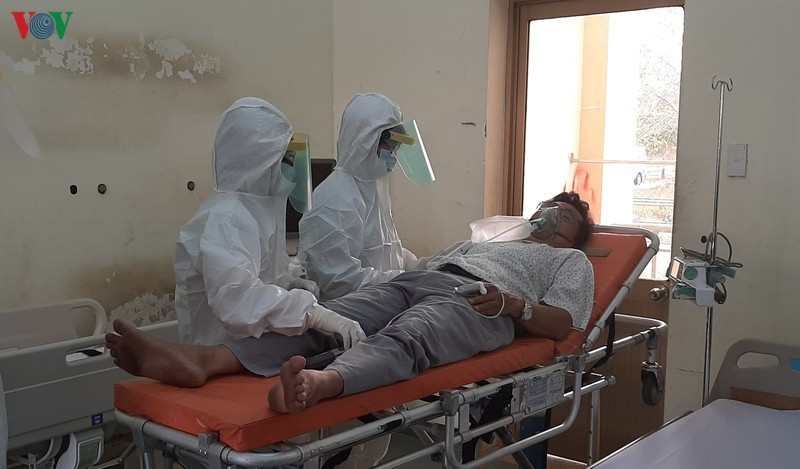 Một tình huống giả định được đặt ra: Một người trung niên nghi nhiễm virus corona được chuyển đến khu dã chiến. Chỉ trong vòng 10 phút, các y bác sĩ túc trực sẵn sàng tiếp nhận và điều trị cho nam bệnh nhân này.