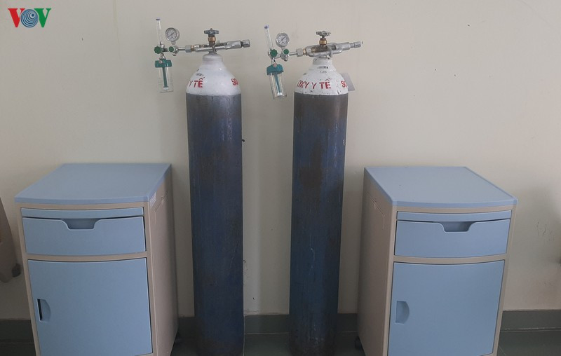 Bình ôxy được chuẩn bị sẵn trong trường hợp thiếu do đông người bệnh.