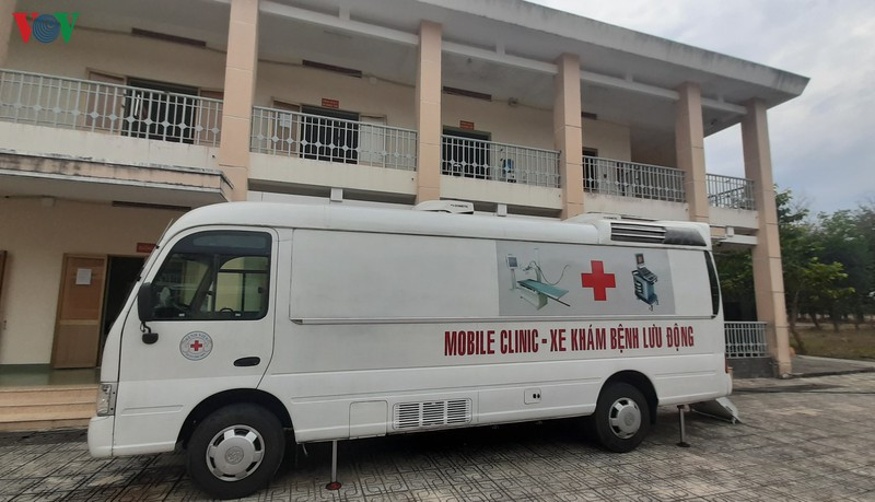 Xe khám bệnh lưu động luôn túc trực tại bệnh viện để hỗ trợ vận chuyển người bị nghi nhiễm virus corona, người bệnh tới bệnh viện dã chiến cách ly và điều trị./.