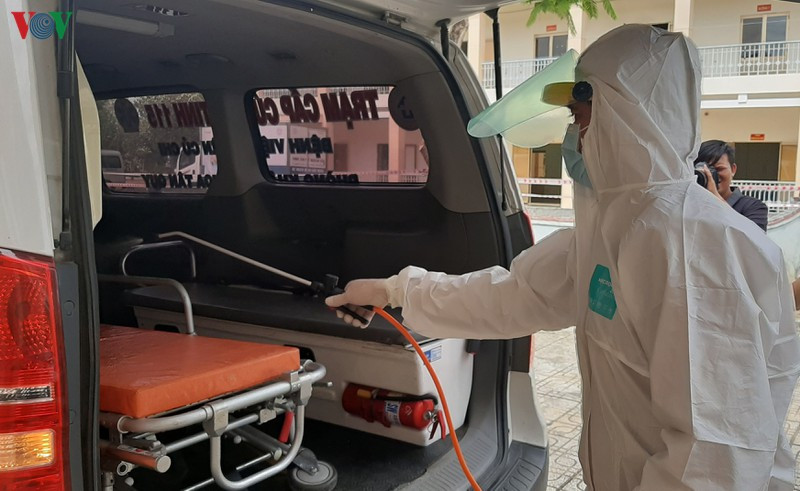 Một nhân viên y tế xịt thuốc sát trùng xe cứu thương sau khi đã đưa người bệnh (giả định) vào cấp cứu.