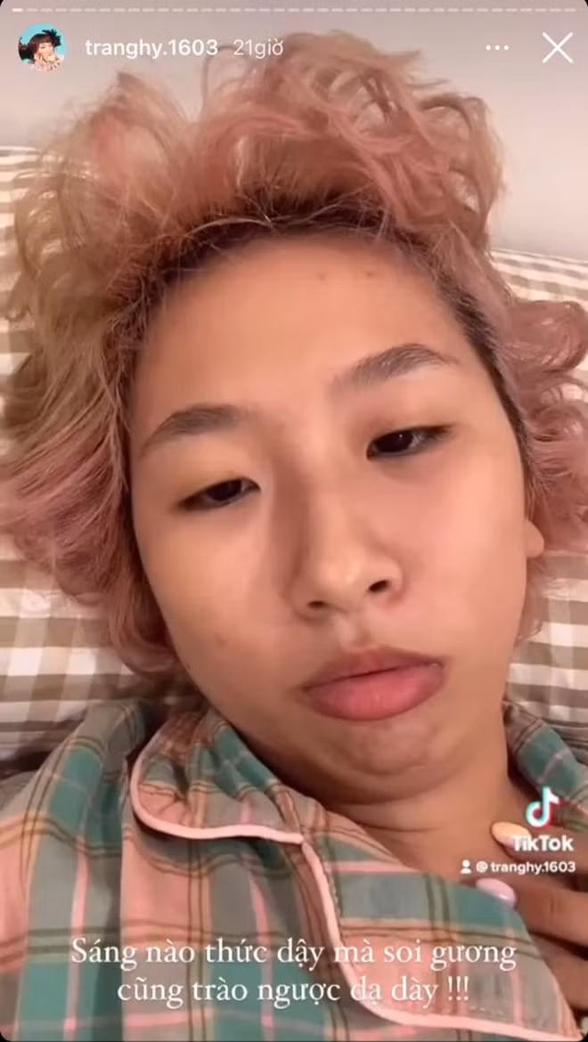 Mặc dù, diễn viên Trang Hý chỉ nói chung chung như vậy thôi nhưng ai nhìn vô cũng hiểu, cô nàng đang khốn khổ vì mái tóc ngắn của mình.