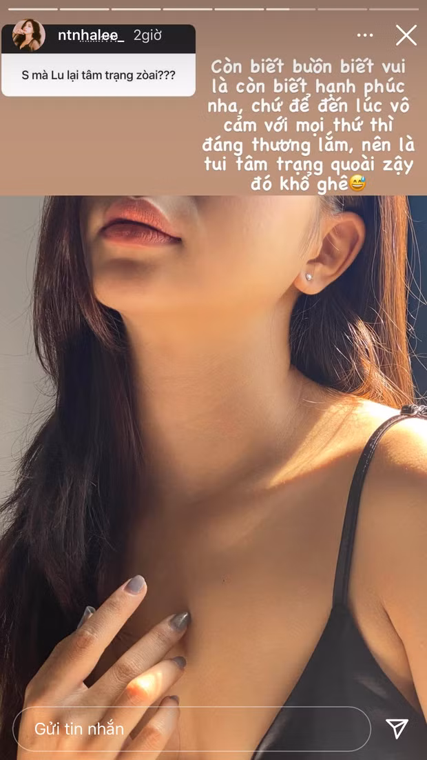 Đầu tiên phải kể đến status thả thính của Nhật Lê khi check-in cùng bạn bè. Dù chỉ là đi "mượn" nhưng ai đọc vào cũng biết gái xinh xứ Quảng muốn khẳng định mình vẫn đang độc thân vui vẻ: "Cuộc sống thật là xô bồ, xô qua xô lại rùi bồ tui đâu".