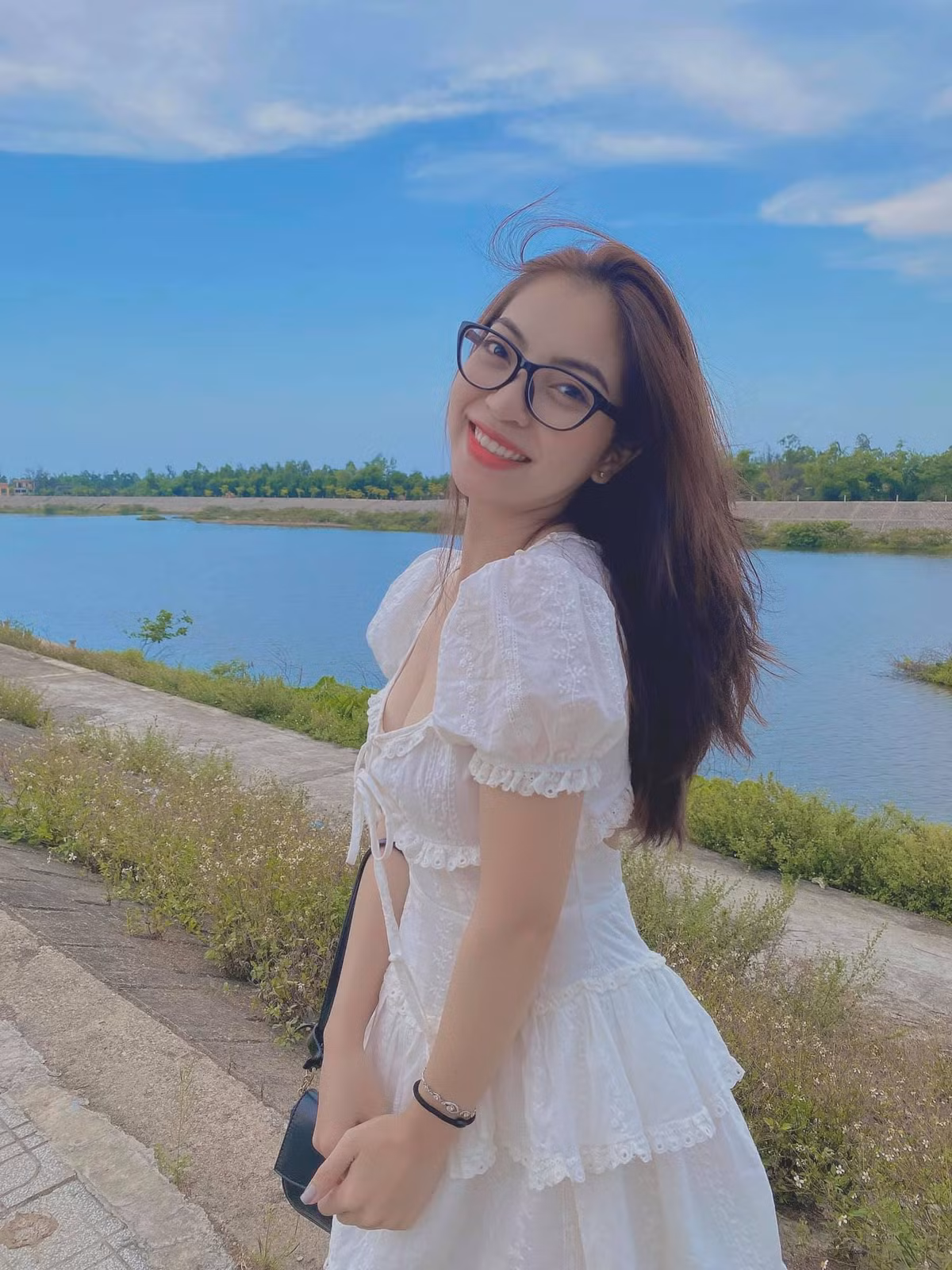 Sau thời gian ồn ào chuyện với Quang Hải, Nhật Lê đã trở về Quảng Nam sống với gia đình. Trên trang cá nhân, cô nàng thường xuyên đăng tải những bức ảnh vui chơi với bạn bè và chứng tỏ cuộc sống mình vẫn ổn.