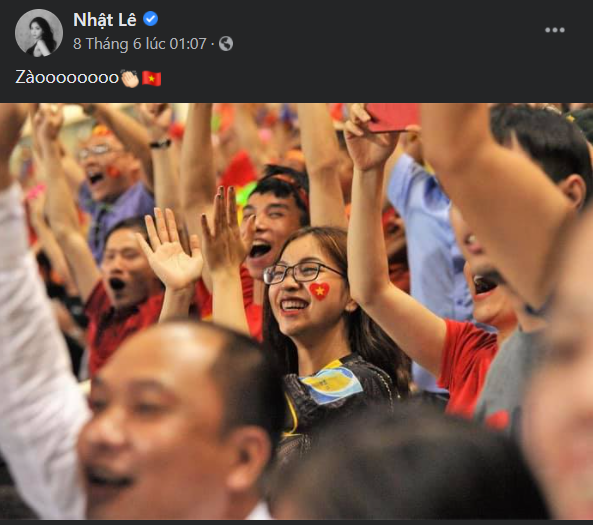 Trong lúc đội tuyển Việt Nam thi đấu tại UAE, Nhật Lê cũng có động thái cổ vũ các chàng trai áo đỏ và nhận về nhiều bình luận từ dân mạng về chuyện phải chẳng gái xinh này ngầm cổ vũ cho 1 người đích danh.