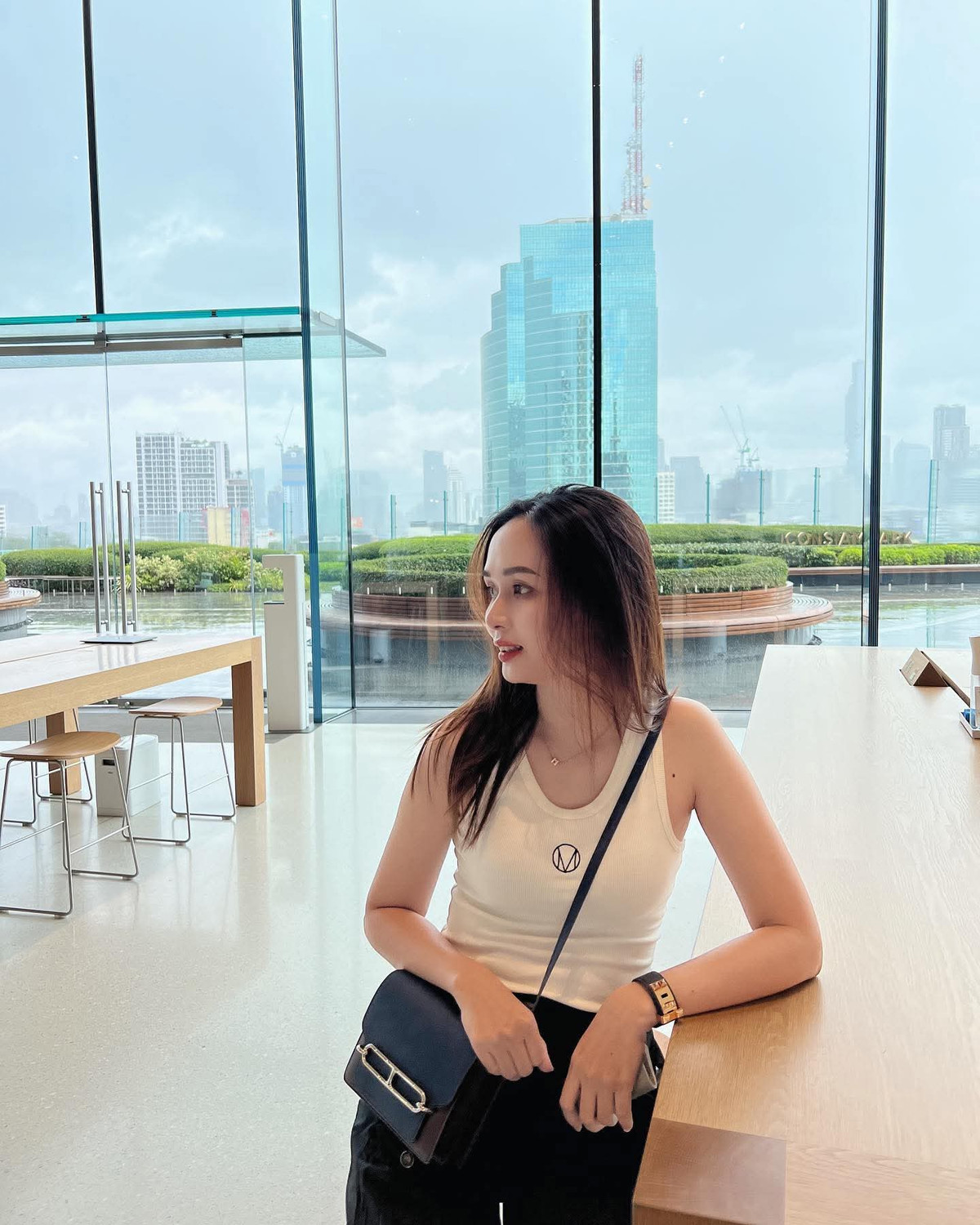 Hình ảnh Huyền Mi bê mâm cỗ ở quê chồng mới đây cũng chính là câu trả lời rõ nhất cho những dèm pha vô lý của "hội mẹ chồng online".