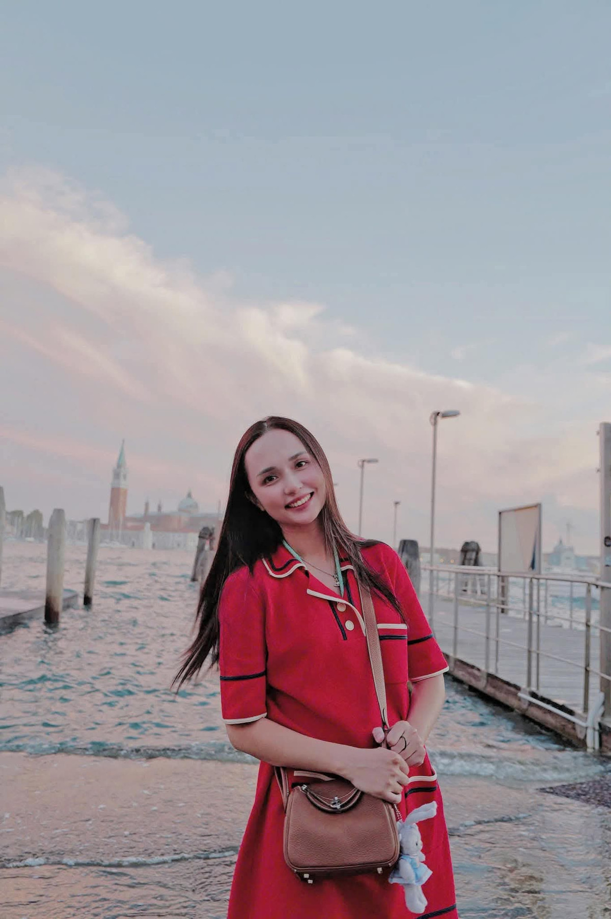 Vợ Văn Quyết chia sẻ: "Ở Hà Nội thì livestream, về quê một tay dăm ba mâm cỗ vèo vèo luôn ạ".