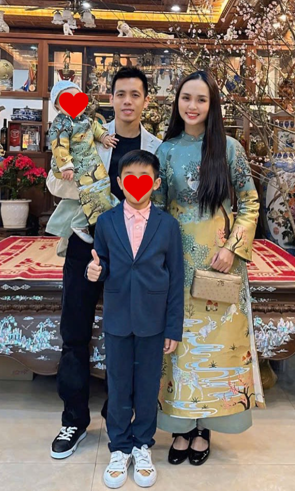 Tiểu thư Hà thành diện đồ với phong cách đơn giản, năng động, gọn gàng. Trên tay Huyền Mi là mâm cỗ đầy, cô nàng cẩn thận bê cỗ qua ngõ nhỏ.