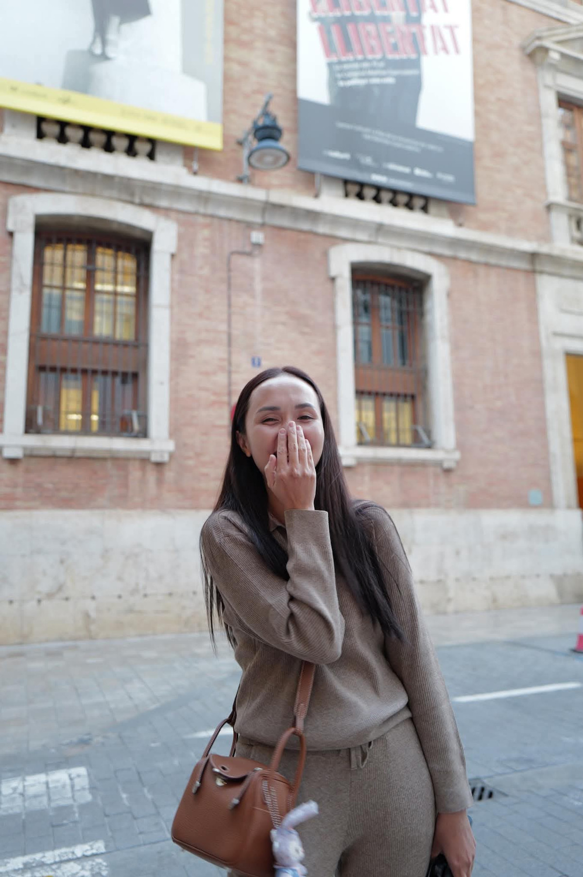 Được sự hậu thuẫn của chị chồng, vợ Văn Quyết vui vẻ chia sẻ hình ảnh nàng dâu đảm đang khi về quê, thu hút sự bàn luận của cư dân mạng.