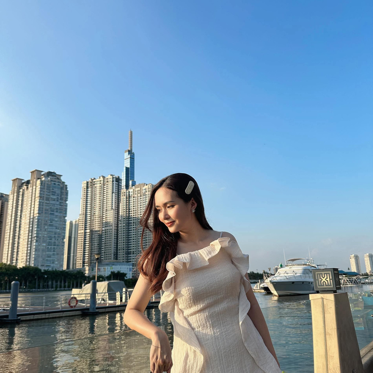 Tuy nhiên, thay vì đáp trả thẳng mặt, Huyền Mi chọn cách giữ đúng nếp sống thường ngày, vẫn làm tròn bổn phận khi về quê chồng, đưa các con về thăm ông bà nội...