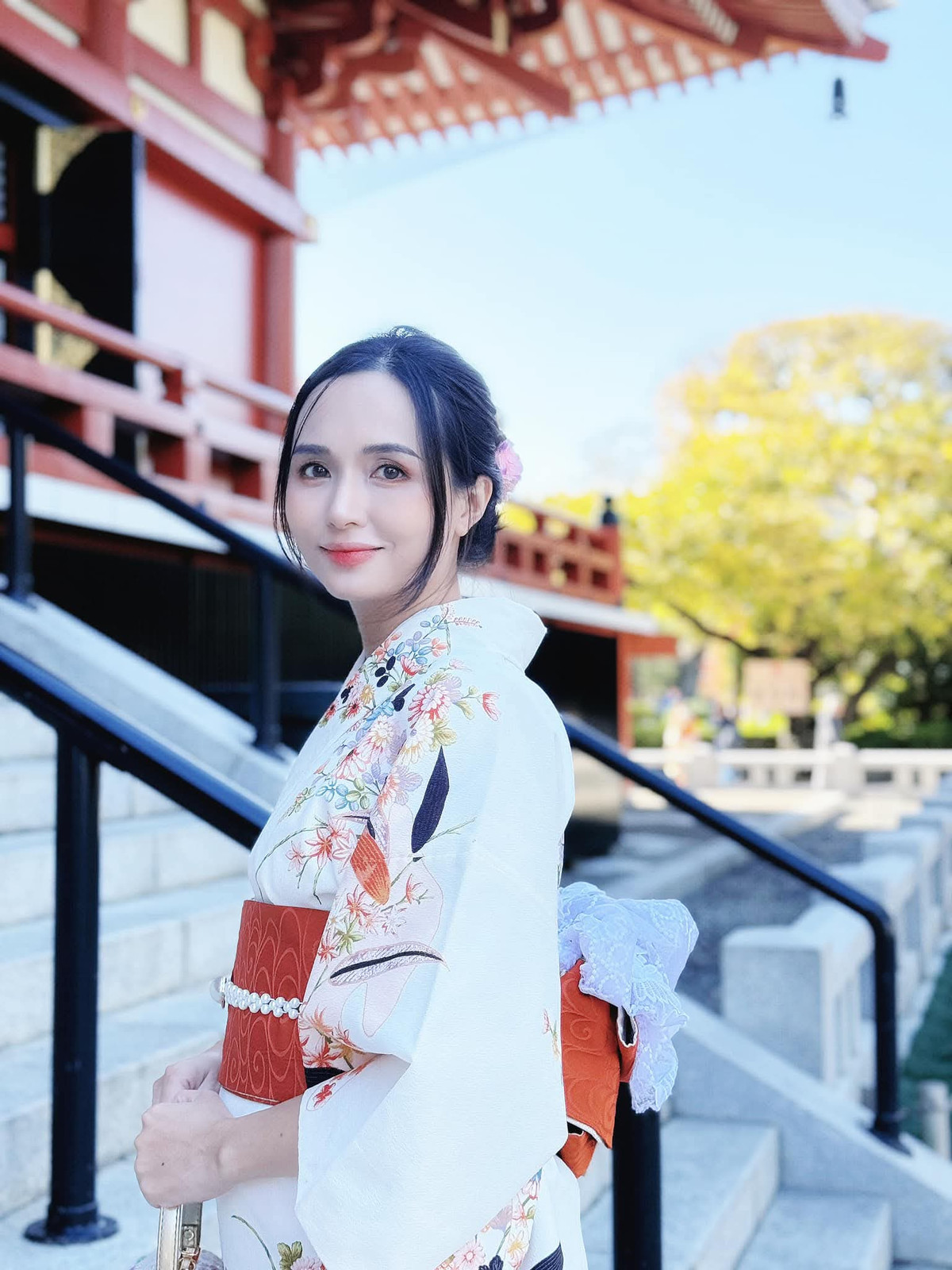 Xuất thân là tiểu thư Hà thành, Huyền Mi thường xuyên bị hội "mẹ chồng online" dèm pha, phán xét với những điều tiêu cực như gái phố làm dâu quê, "trọng ngoại hơn nội", ít qua lại với nhà chồng, hay check-in ở nhà ngoại...