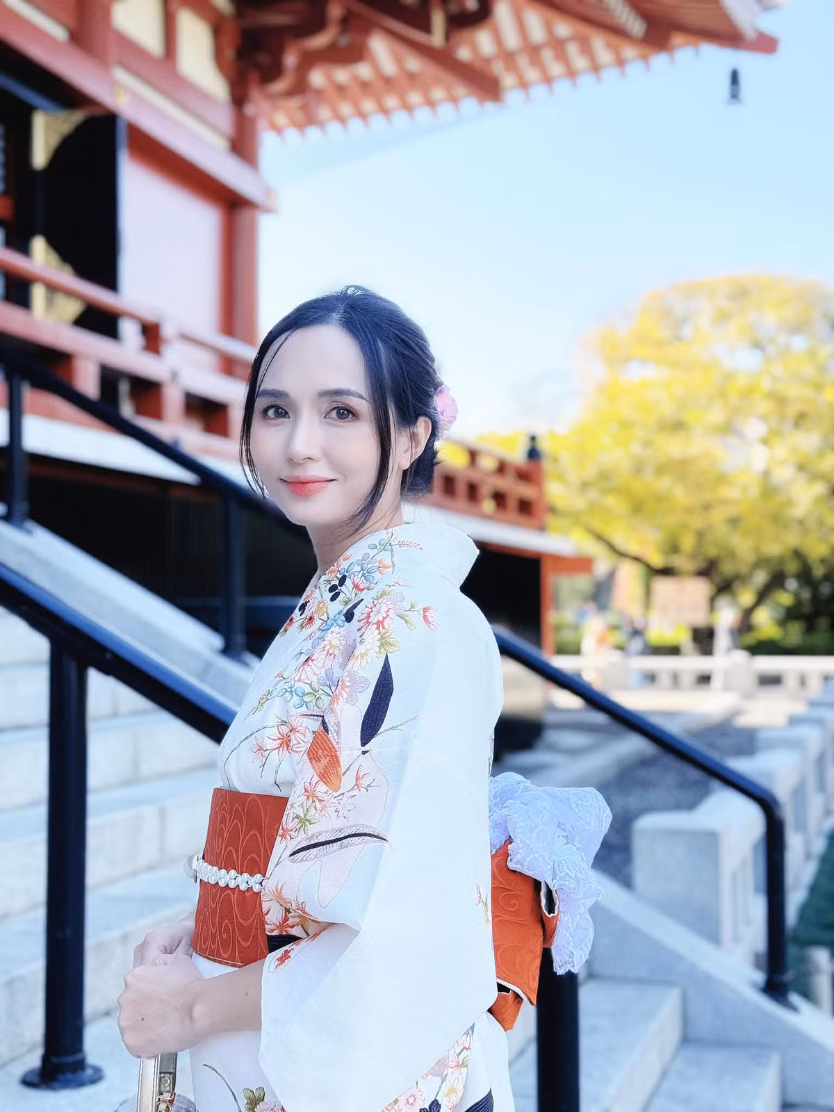 Xuất thân là tiểu thư Hà thành, Huyền Mi thường xuyên bị hội "mẹ chồng online" dèm pha, phán xét với những điều tiêu cực như gái phố làm dâu quê, "trọng ngoại hơn nội", ít qua lại với nhà chồng, hay check-in ở nhà ngoại...