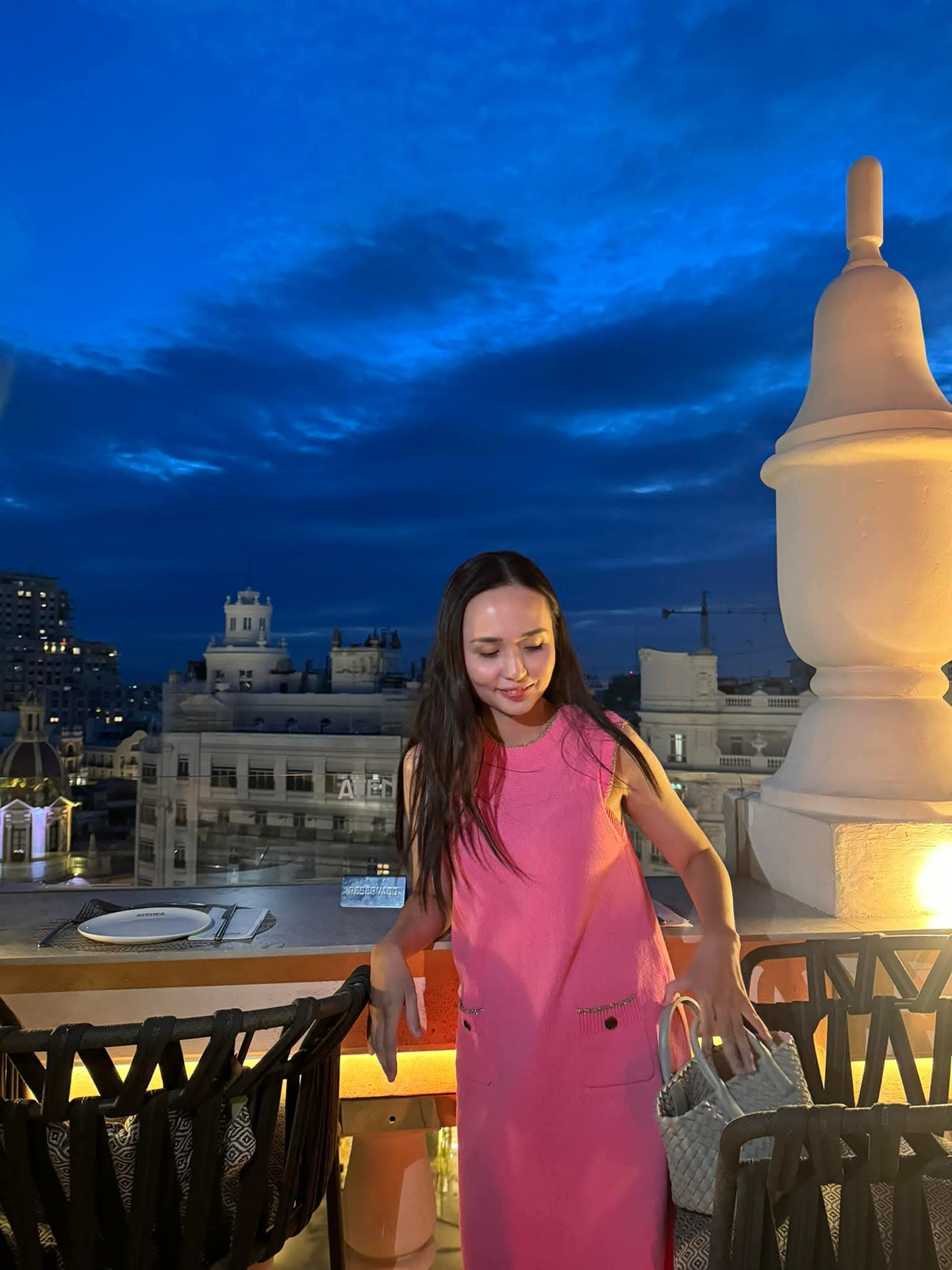 Huyền Mi cho biết bản thân cô cũng hơi ngại, không muốn "phông bạt" nhưng bức ảnh do chị chồng cô đã tự tay chụp và khuýen khích em dâu đăng lên mạng xã hội.