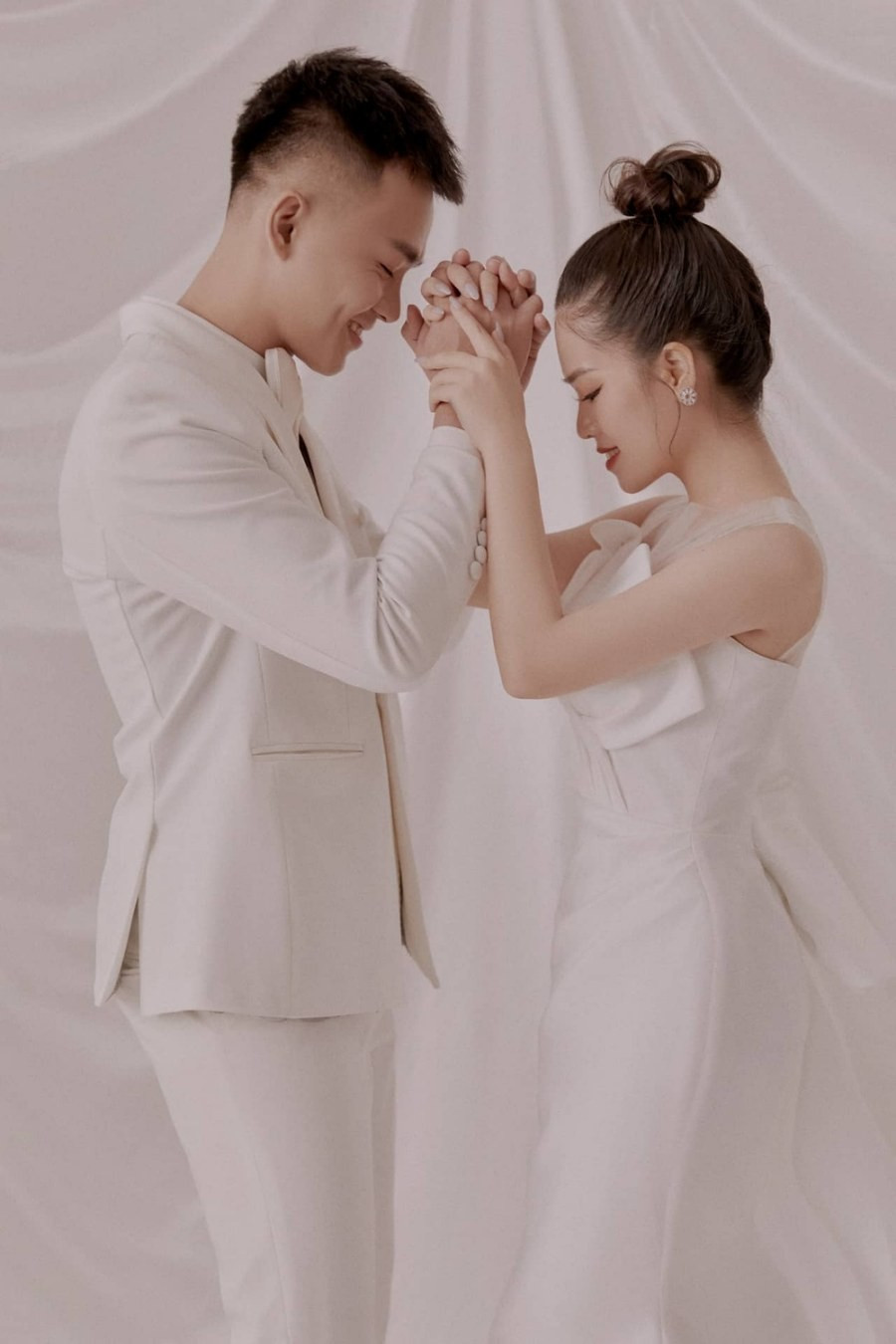 Trên trang cá nhân, cả 2 liên tục dành cho nhau những cử chỉ ngọt ngào, thậm chí là khóa môi đối phương vô cùng thân mật.