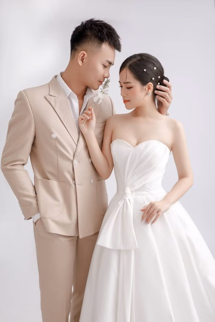 Ngoài lộ tin nhắn tình cảm, follow trang cá nhân và like, "thả tim" không trượt phát nào dưới mỗi bài đăng, du lịch cùng nhau,... thời điểm đó Quang Hải và Huyền My còn lộ cả ảnh tình tứ.