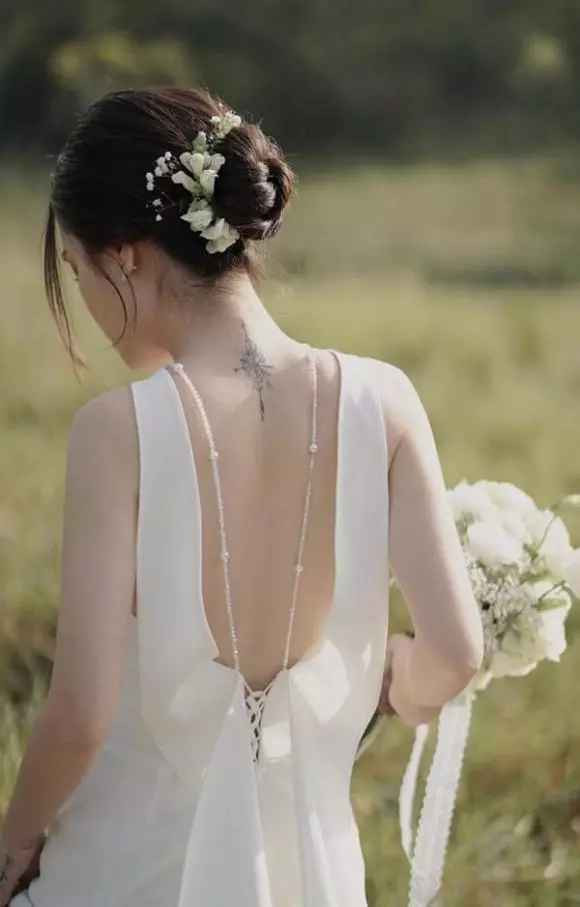 Ở phần bình luận bài đăng, rất nhiều người tò mò về dòng trạng thái này bởi nam diễn viên và cô chủ tiệm nail mới kết hôn được vài tháng.