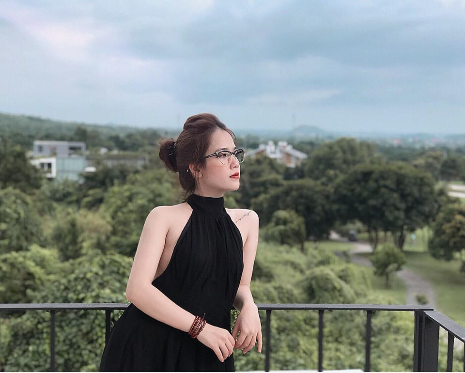 Anh Tú là người từng đạt Quán quân chương trình Cười Xuyên Việt 2016. Bước ra từ một gameshow có tiếng, chồng của "cô chủ tiệm nail" đã nhận được nhiều lời mời đóng phim, MV, làm người mẫu ảnh,...