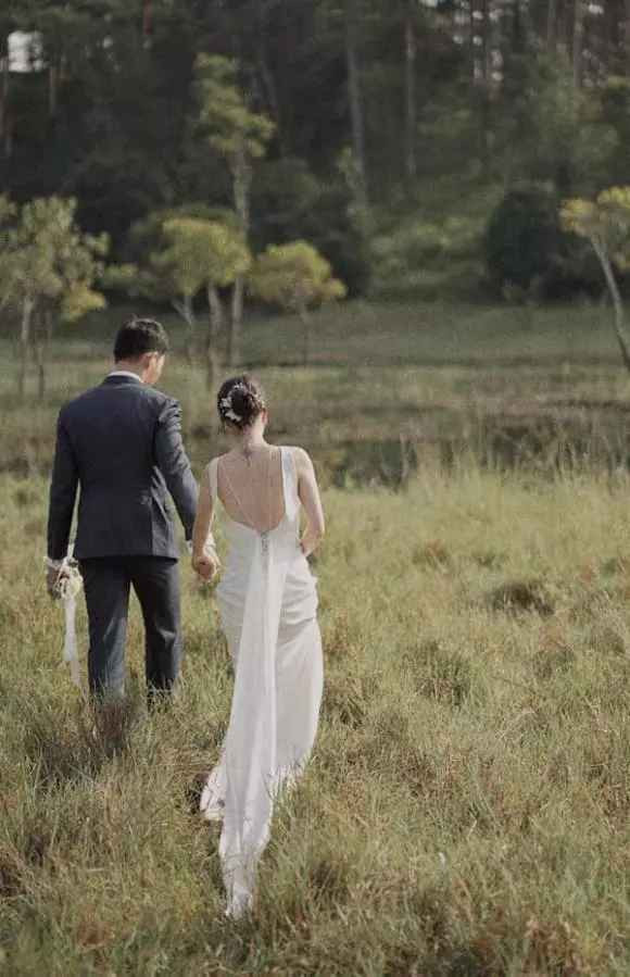 Mới đây trên trang cá nhân, chồng cô chủ tiệm nail Huyền My - bồ cũ Quang Hải gây chú ý khi cập nhật loạt hình mới. Đăng ảnh đang cầm tay một cô gái đi chụp hình cưới, anh viết: "Một bộ ảnh cưới với cô dâu... mới, ở một vũ trụ khác".