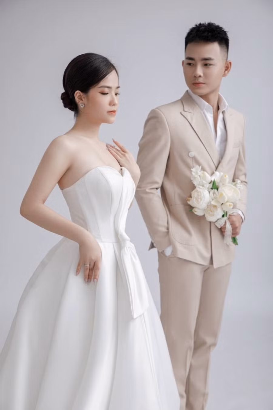 Thế nhưng nếu để ý kĩ, cô dâu trong cả 2 bức hình chính là Huyền My. Hóa ra là cặp đôi đang phát cẩu lương trá hình ấy mà.