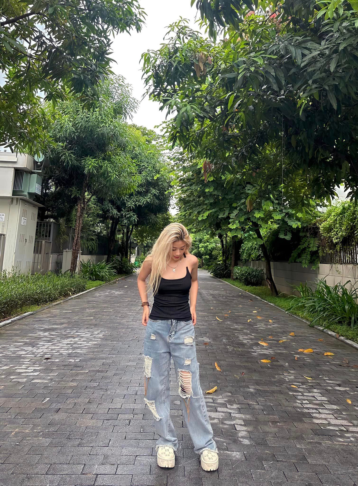 Như Phương có vóc dáng nhỏ nhắn, thon gọn cùng đường cong quyến rũ