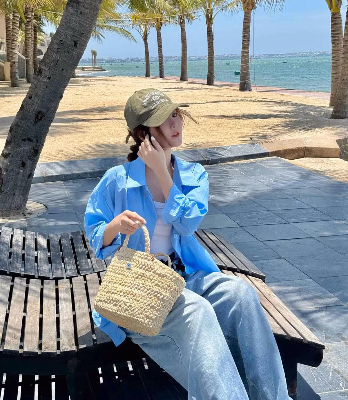 Trước khi rẽ hướng sang làm diễn viên, Ribi Sachi từng định hướng theo nghề giáo viên. Cô từng kể: "Tôi tốt nghiệp Trường ĐH Khoa học xã hội và Nhân văn TP.HCM, chuyên ngành quản lý Giáo dục. Thế nhưng "nghề đã chọn người", và rồi trở thành diễn viên".