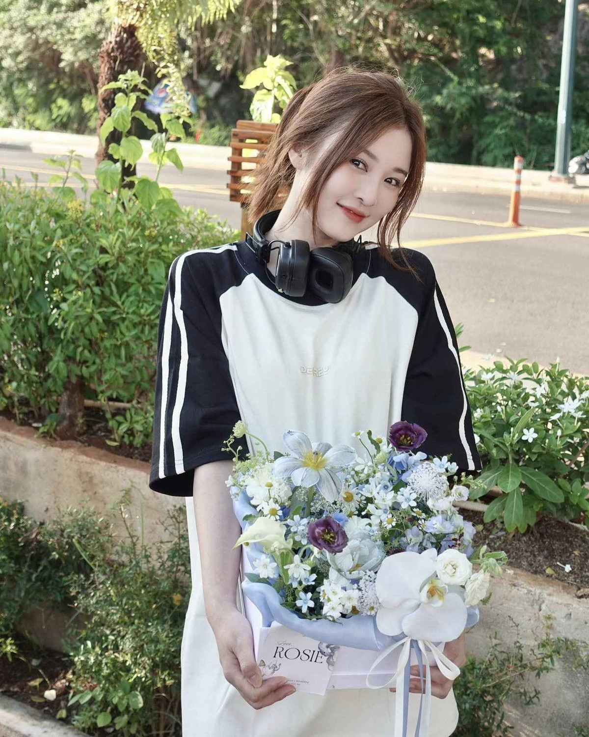 Trên trang Instagram có hơn 1,3 triệu người theo dõi của mình, Ribi Sachi thường xuyên đăng tải các đoạn clip ngắn mình vi vu trong những chuyến du lịch chuyến du lịch nước ngoài.