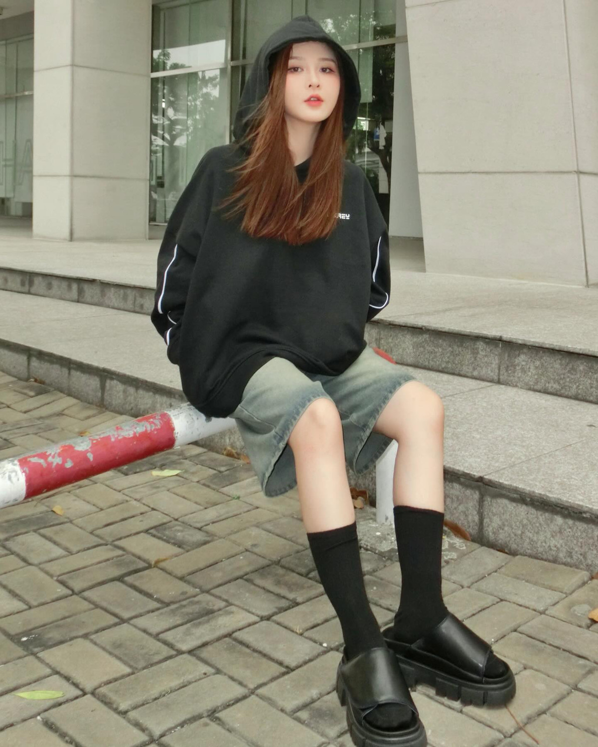 Từ trước đến nay Ribi Sachi thường khá kín đáo, "say no" với style gợi cảm, mãi cho đến 1 năm gần đây khán giả mới lần đầu được chứng kiến mỹ nhân này khoe dáng với bikini "nửa kín nửa hở".