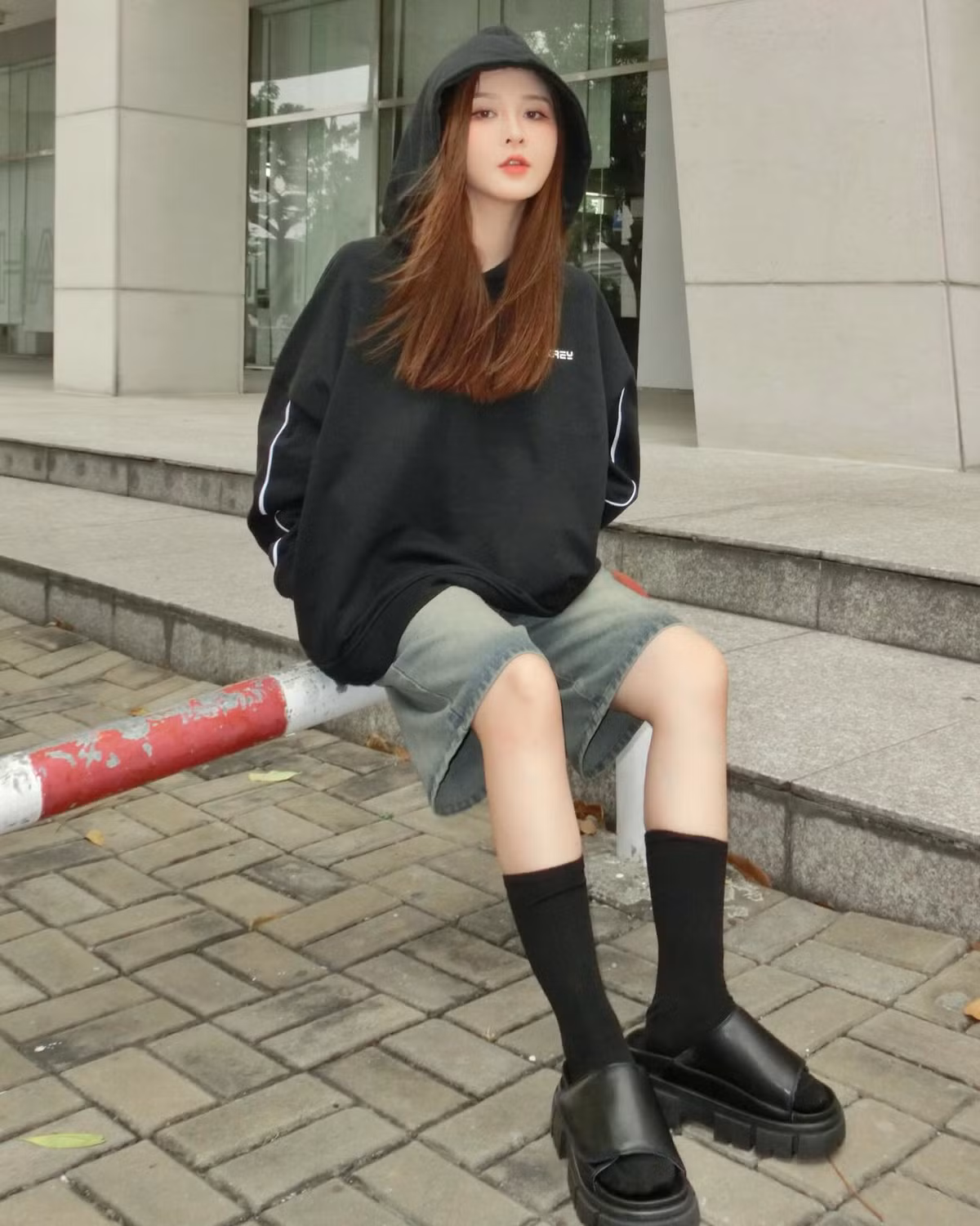 Từ trước đến nay Ribi Sachi thường khá kín đáo, "say no" với style gợi cảm, mãi cho đến 1 năm gần đây khán giả mới lần đầu được chứng kiến mỹ nhân này khoe dáng với bikini "nửa kín nửa hở".