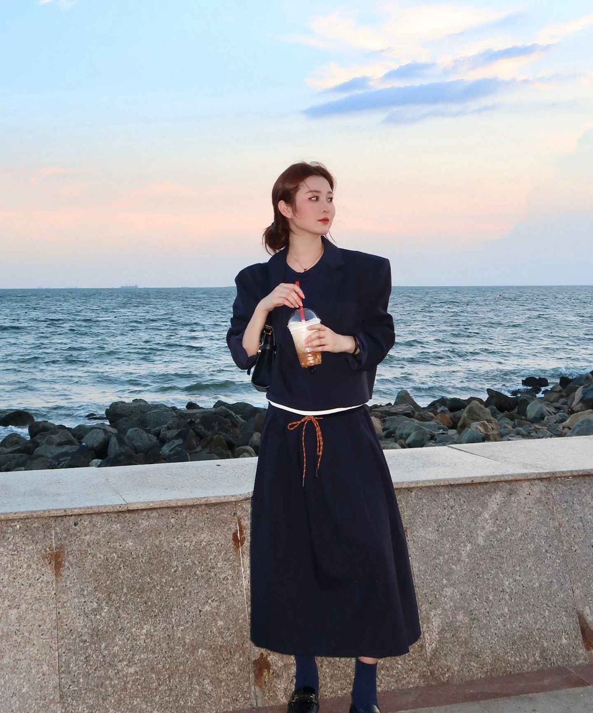 Trong style ăn mặc đời thường, mỹ nhân 35 tuổi thường lựa chọn những bộ cánh năng động và phóng khoáng, hack tuổi cực đỉnh với các item như hoodie, quần short... thi thoảng nếu đổi gió tìm sự nữ tính, Ribisachi cũng rất thanh lịch và nhẹ nhàng với váy dáng dài kín đáo.