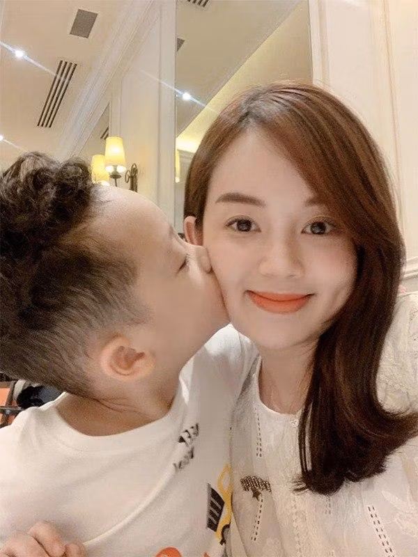 Bài đăng về con trai Ly Kute lập tức nhận về sự quan tâm lớn. Rất nhiều người bày tỏ ngợi khen bởi Khoai Tây càng lớn càng khí chất, cao lớn gần bằng mẹ.