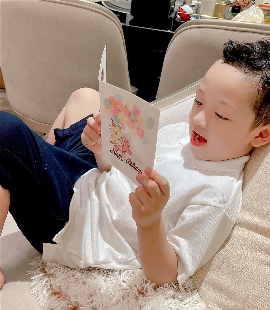 Tuy nhiên, tình yêu của Ly Kute và Mạc Hồng Quân nhanh chóng tan vỡ.