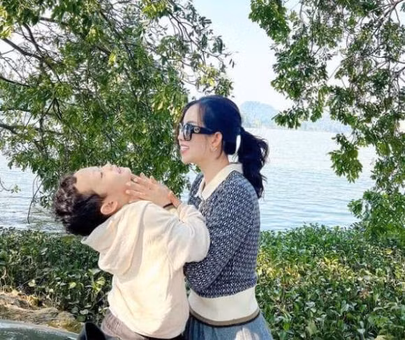 Cụ thể, hot girl Ly Kute có viết: "Mẹ con mình cùng tiếp tục đi chơi/ Cuộc hành trình tới những chân trời mới/ Mình cứ đi rồi kiểu gì cũng tới/ Nơi có những yêu thương và hạnh phúc vô bờ..."