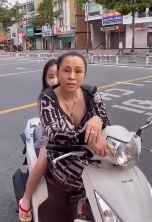 Có bình luận hài hước cho rằng có lẽ do gặp "chị đại" quá nhiều lần rồi nên đồng chí không buồn đôi co lại.