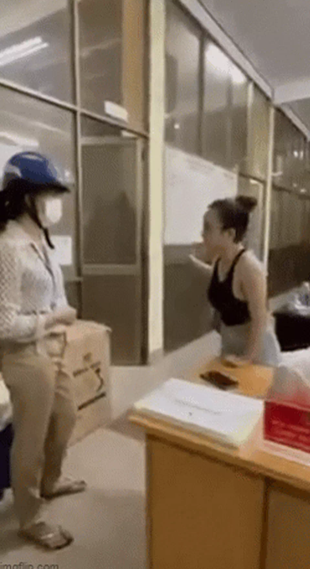 Những hình ảnh to tiếng, chống đối, không đeo khẩu trang của người phụ nữ này quá quen thuộc với dân mạng.