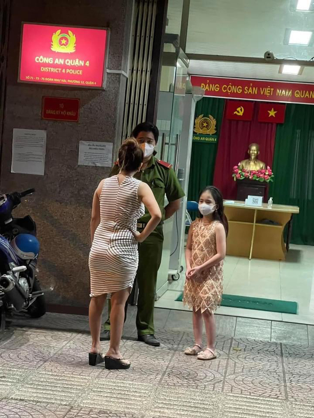 Loạt hình ảnh về “Chị đại quận 4” ra đường ngày giãn cách xã hội không còn xa lạ gì với dân mạng. Mới đây, người phụ nữ này xuất hiện tại cửa công an Quận 4, TP HCM tiếp tục thu hút sự chú ý sau khi được lan truyền trên nhiều diễn đàn.