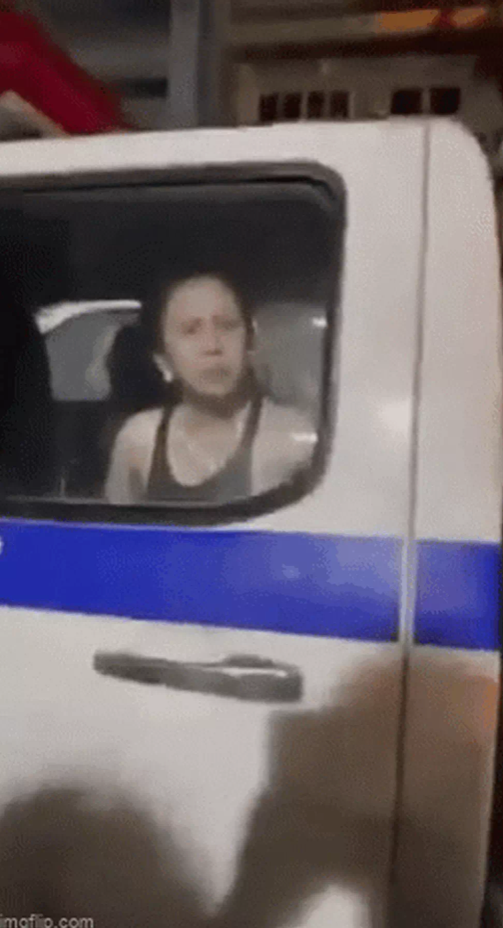 Khuôn mặt có phần ngán ngẩm khi đối diện với người hay gây rối của lực lượng chức năng khiến ai nấy vừa thương vừa buồn cười.