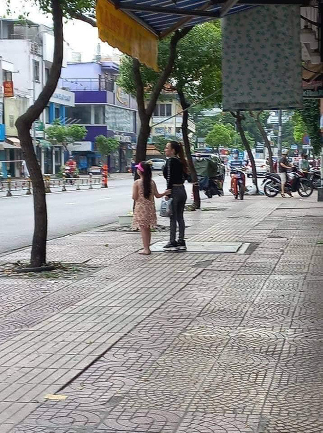 Chứng kiến sự ngang ngược của "chị đại quận 4", netizen để lại bình luận: "Thôi chán lắm rồi nhé, rồi giờ chị đại muốn cái gì? Muốn gì thì cũng đeo cái khẩu trang vào, chẳng hiểu sao không bao giờ chịu đeo. Anh công an phải quay mặt đi không muốn nói chuyện luôn" hay "Mình chỉ thấy thương đứa con gái, khổ thân suốt ngày phải đi theo mẹ. Mà toàn chứng kiến mẹ vi phạm với cãi sai. Thậm chí còn phải nghe toàn những lời không hay, sợ ảnh hưởng tới bé"...