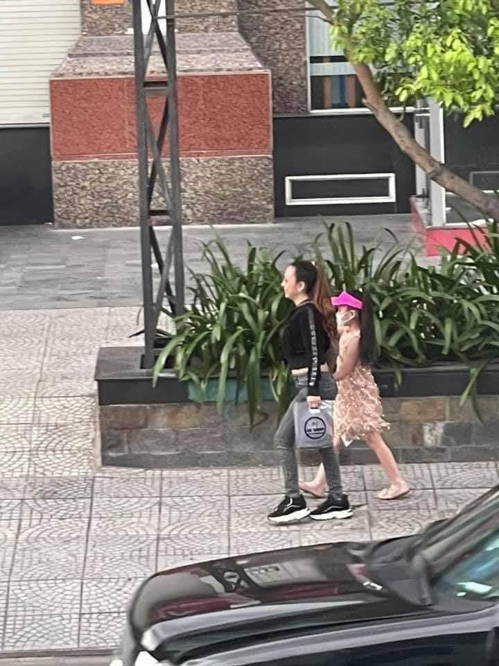 Trước đó vào ngày 30/9, đoạn clip người này tới trụ sở công an chửi bới ầm ĩ khiến dân mạng bất bình