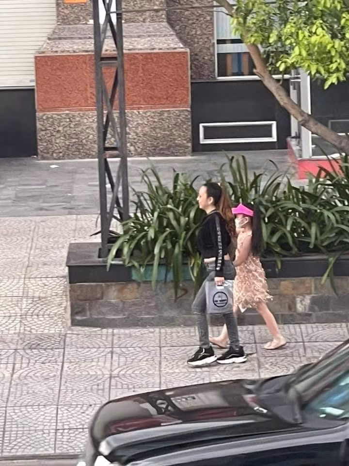 Trước đó vào ngày 30/9, đoạn clip người này tới trụ sở công an chửi bới ầm ĩ khiến dân mạng bất bình