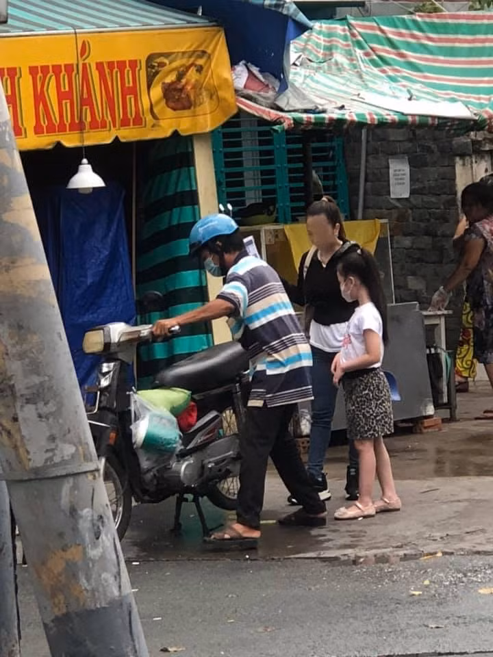 Trước đó, không ít lần người phụ nữ trên vi phạm như ra đường ngày giãn cách xã hội, không đeo khẩu trang...