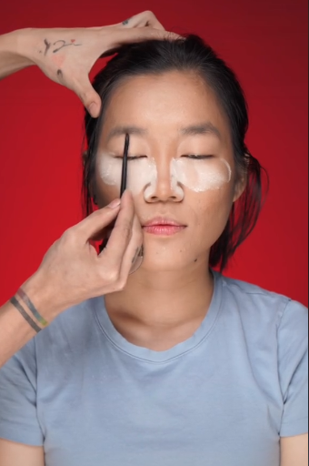 Mở đầu clip trang điểm của Ty Lê, Lê Thuỵ vẫn giữ nguyên vẹn dung nhan mộc mạc như khi xuất hiện trên clip TikTok. Nhưng chỉ qua vài công đoạn tạo nền của "phù thuỷ makeup", gương mặt của Tiktoker bán nội y đã có nhiều biến đổi.