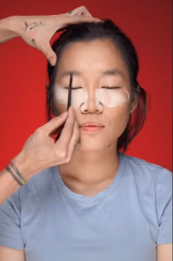 Mở đầu clip trang điểm của Ty Lê, Lê Thuỵ vẫn giữ nguyên vẹn dung nhan mộc mạc như khi xuất hiện trên clip TikTok. Nhưng chỉ qua vài công đoạn tạo nền của "phù thuỷ makeup", gương mặt của Tiktoker bán nội y đã có nhiều biến đổi.