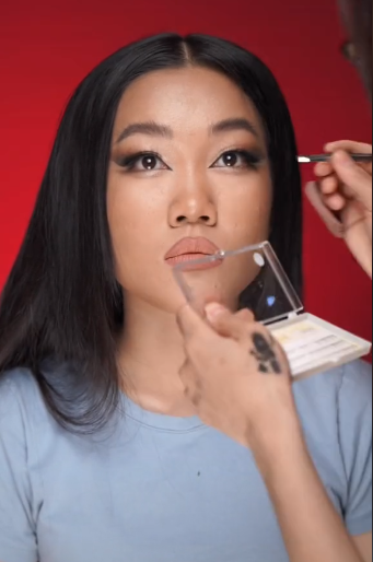 Phía dưới phần bình luận, nhiều netizen trầm trồ khen tài năng makeup của Ty Lê bên cạnh những lời tán thưởng cho Lê Thuỵ. "Nếu chỉ xem khúc sau chắc chẳng ai biết đó là Lê Thuỵ" hay "Ngầu ghê ta, nhìn không ra Lê Thụy luôn, quá đỉnh"....