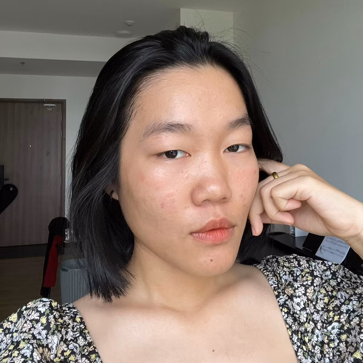 Những ngày đầu “viral” trên TikTok, Lê Thụy gặp phải nhiều nhận xét tiêu cực về ngoại hình của mình. Ai cũng cho rằng cô nàng nên dùng filter để trông tươm tất hơn. Thậm chí còn có người khuyên Thụy nên… xóa luôn TikTok để họ không phải thấy video của cô nữa.