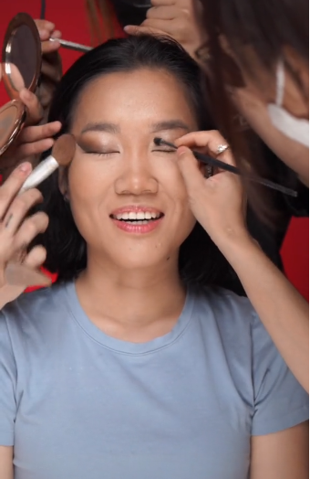 Theo như trong clip, Ty Lê gọi bộ makeup áp dụng lên gương mặt của Lê Thuỵ được anh gọi tên là "Miss Grand".