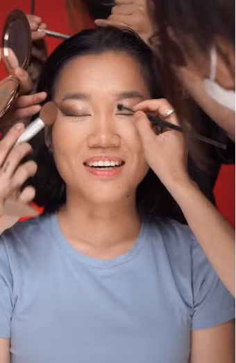 Theo như trong clip, Ty Lê gọi bộ makeup áp dụng lên gương mặt của Lê Thuỵ được anh gọi tên là "Miss Grand".