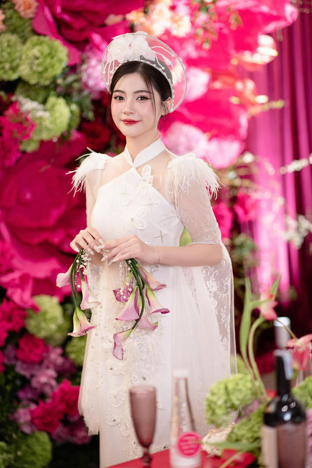 Bống hào hứng chia sẻ: “Ý tưởng trang trí lễ đính hôn ở nhà gái thì do mình và những người thân trong nhà nghĩ rồi thuê các bên làm về wedding thực hiện. Song, do nhà mình khá to nên các hạng mục cũng ‘khổng lồ’ theo...