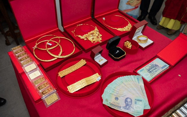 “Ngoài ra thì phần trang sức cưới rồng phụng sum vầy 8 lượng 6, 10 lượng vàng, và tiền nạp tài”, Bống chia sẻ thêm.