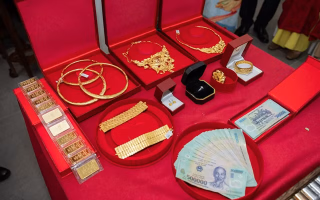 “Ngoài ra thì phần trang sức cưới rồng phụng sum vầy 8 lượng 6, 10 lượng vàng, và tiền nạp tài”, Bống chia sẻ thêm.